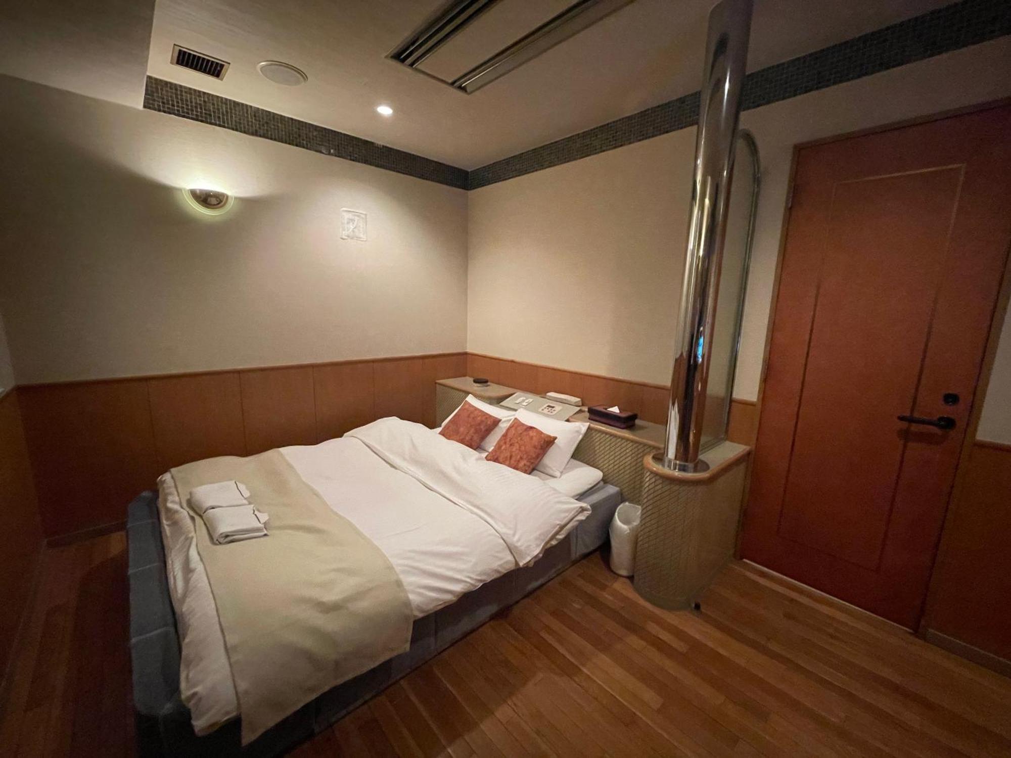 Hotel Luxe - Adult Only Токио Экстерьер фото